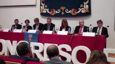 Mesa inaugural. Pdte de AESE,asesora del R.Patronato,Alcalde de Burgos,Rector,Consejera de Familia,Pdte del Cermi estatal y Luis Mayoral