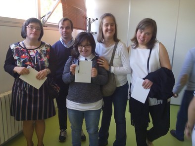 Eva,Marta,Olga,Juan y Bea con sus diplomas del BBVA