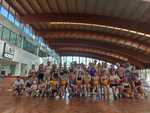 Los deportistas del CD “ ESTELA” con los bebés con problemas neurológicos.